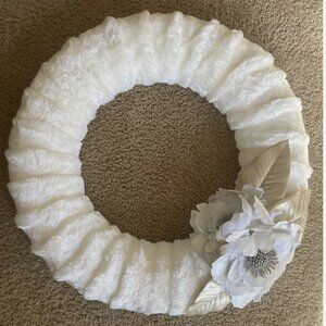 20" Faux Fur Decorative Wreath White, flower embellishment, we…